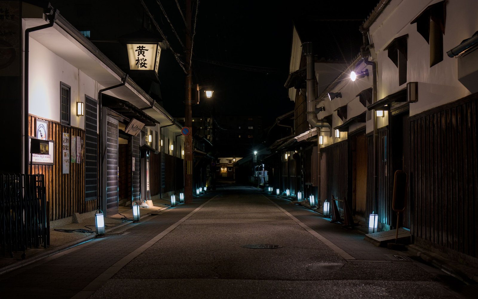 石畳の路地に面したみなもの外観。格子戸と藍色の暖簾