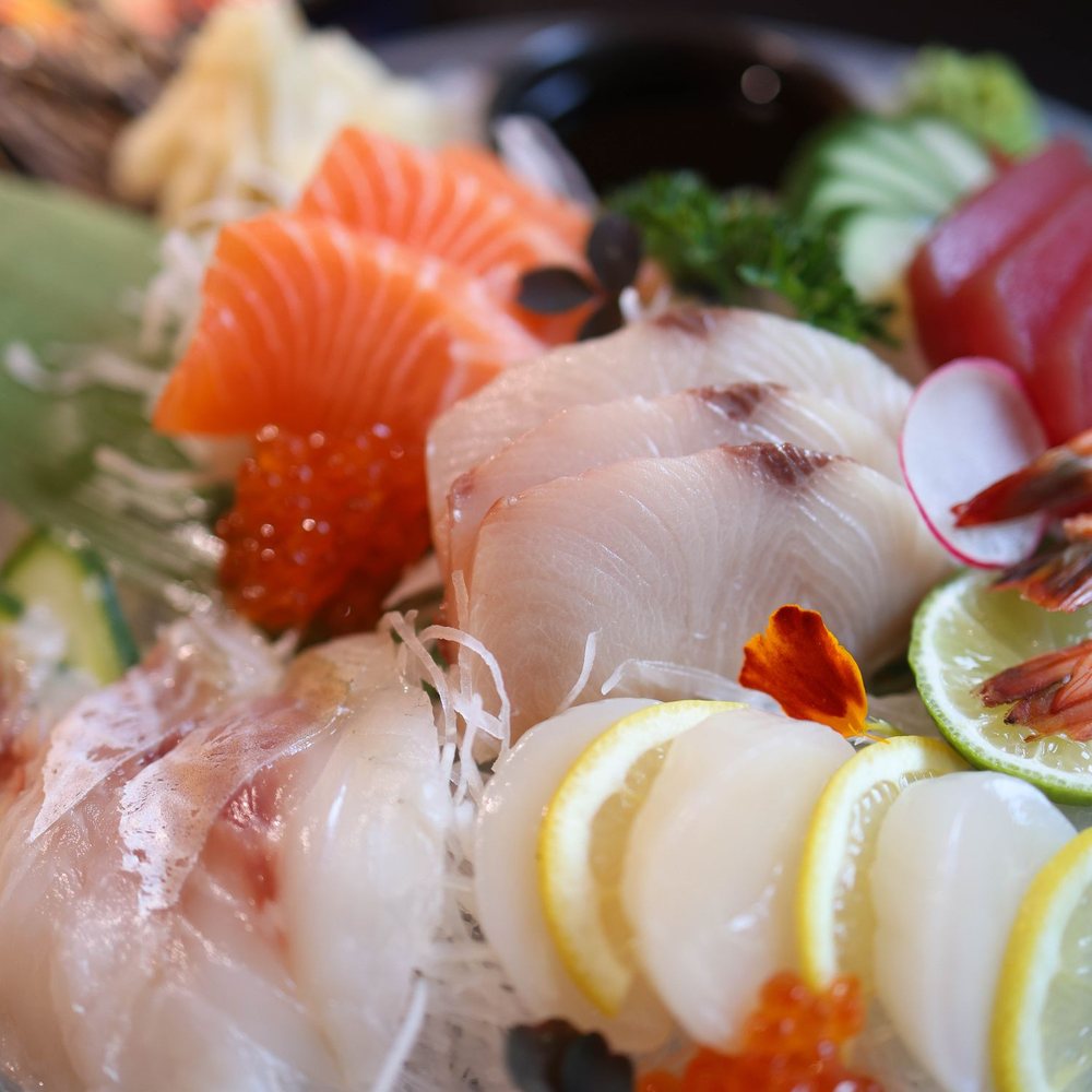 舞鶴で揚がった鱸の焼霜造りと本鮪の造り