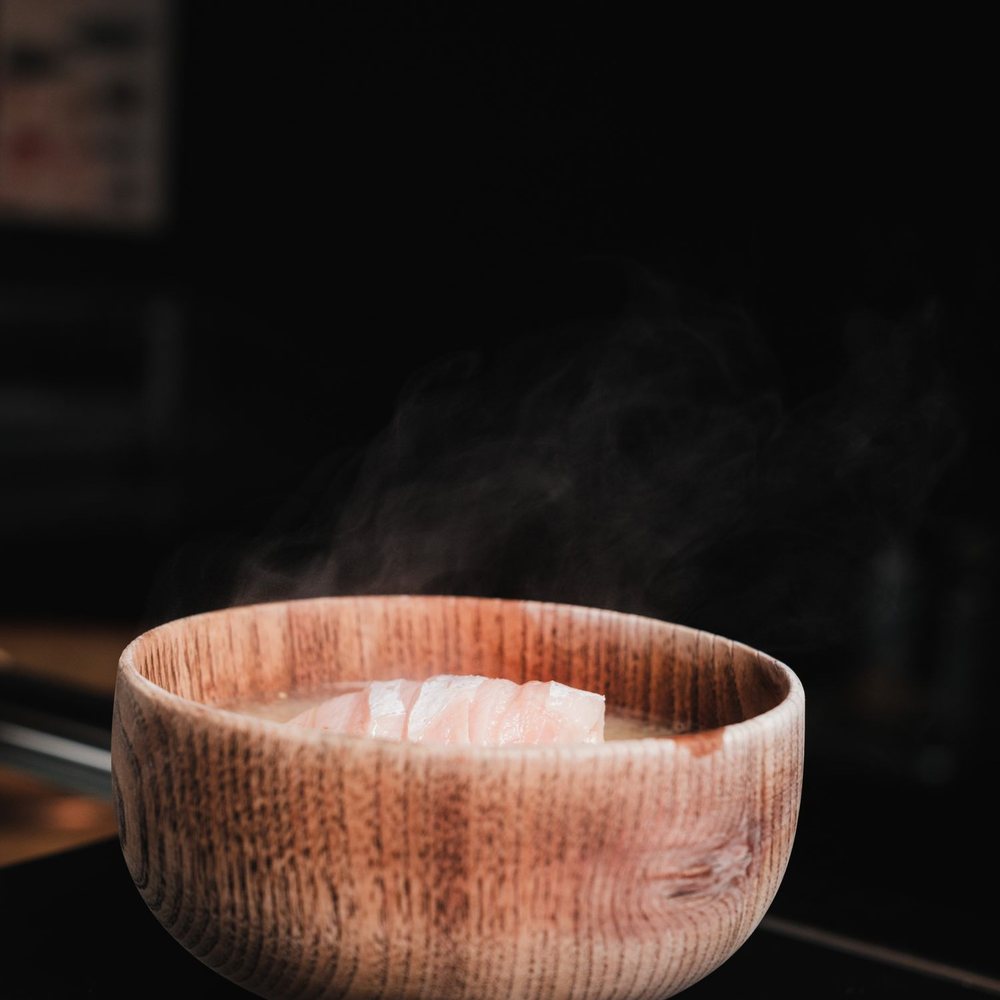 鱧と冬瓜の吸物。椀の中に花穂紫蘇が添えられている