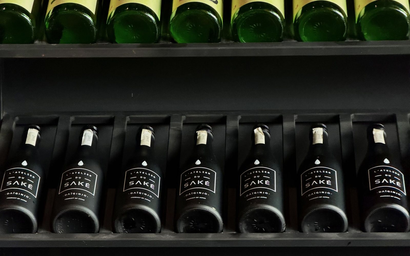 冷蔵庫に並んだ七月の日本酒の四合瓶